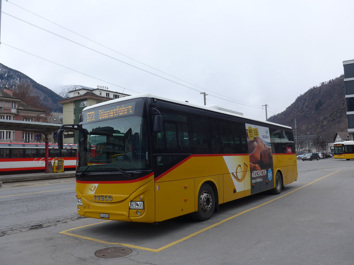 (189'045) - PostAuto Wallis - VS 424'841 - Iveco am 3. M�rz 2018 beim Bahnhof Brig