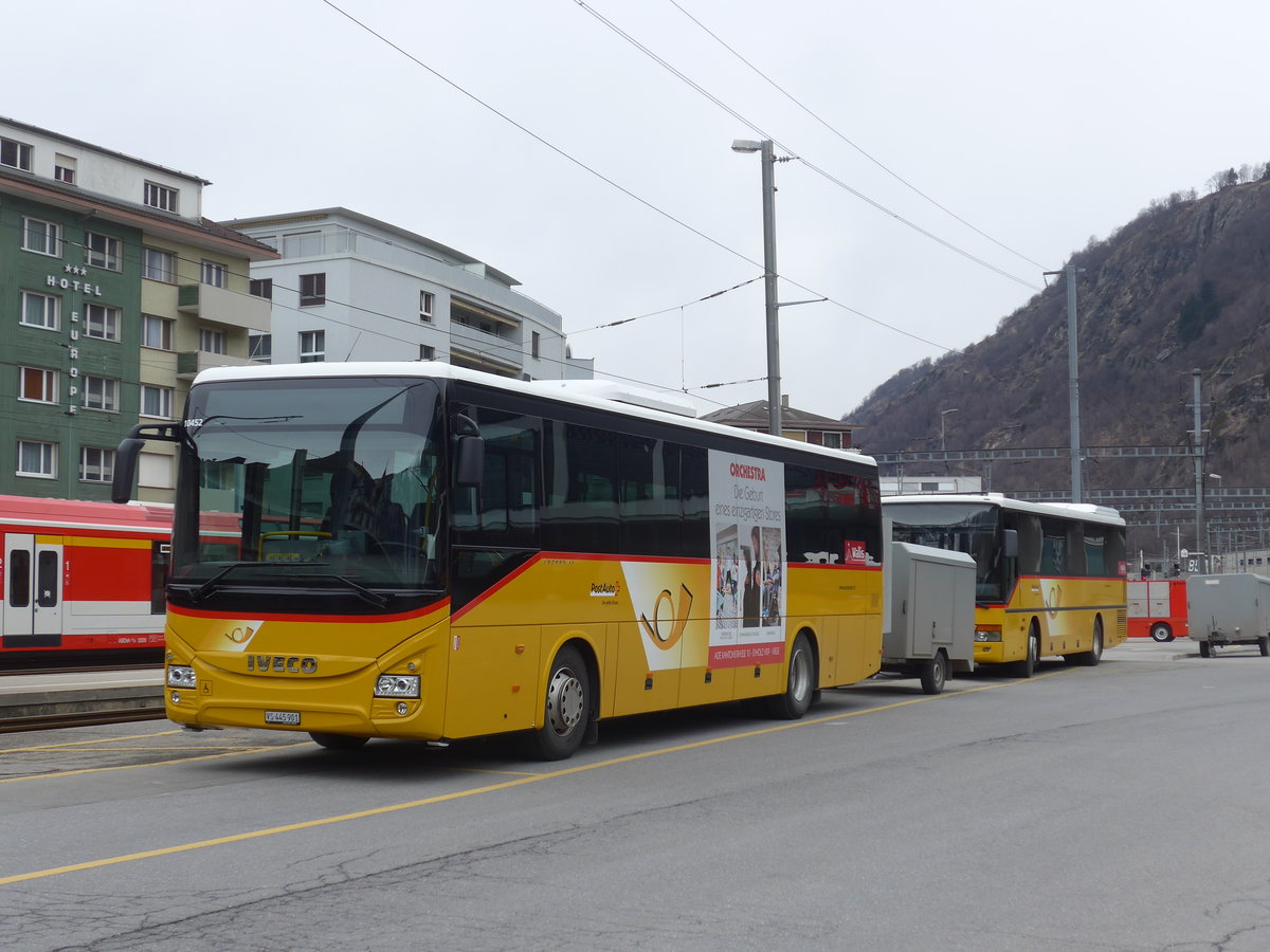 (189'046) - PostAuto Wallis - VS 445'901 - Iveco am 3. M�rz 2018 beim Bahnhof Brig