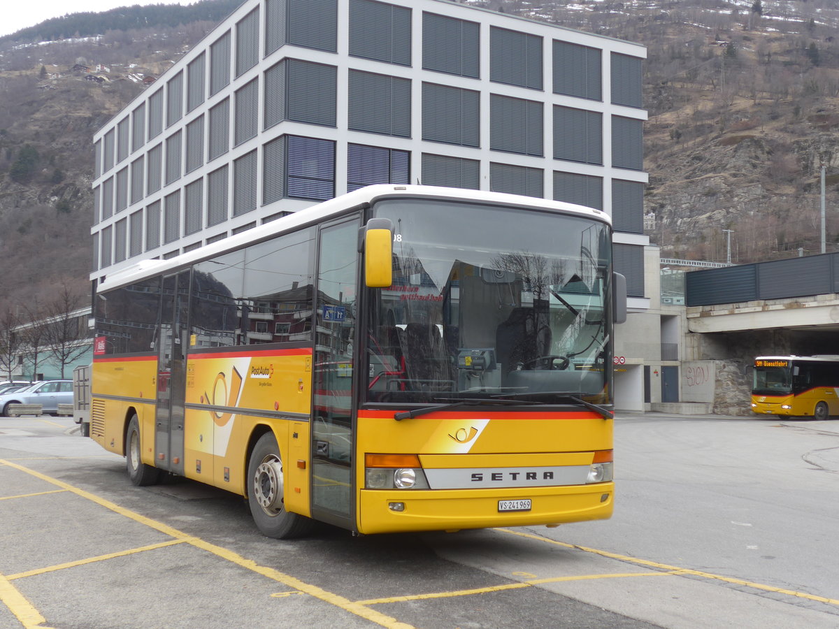 (189'048) - PostAuto Wallis - VS 241'969 - Setra (ex Zerzuben, Visp-Eyholz Nr. 62; ex PostAuto Wallis) am 3. M�rz 2018 beim Bahnhof Brig