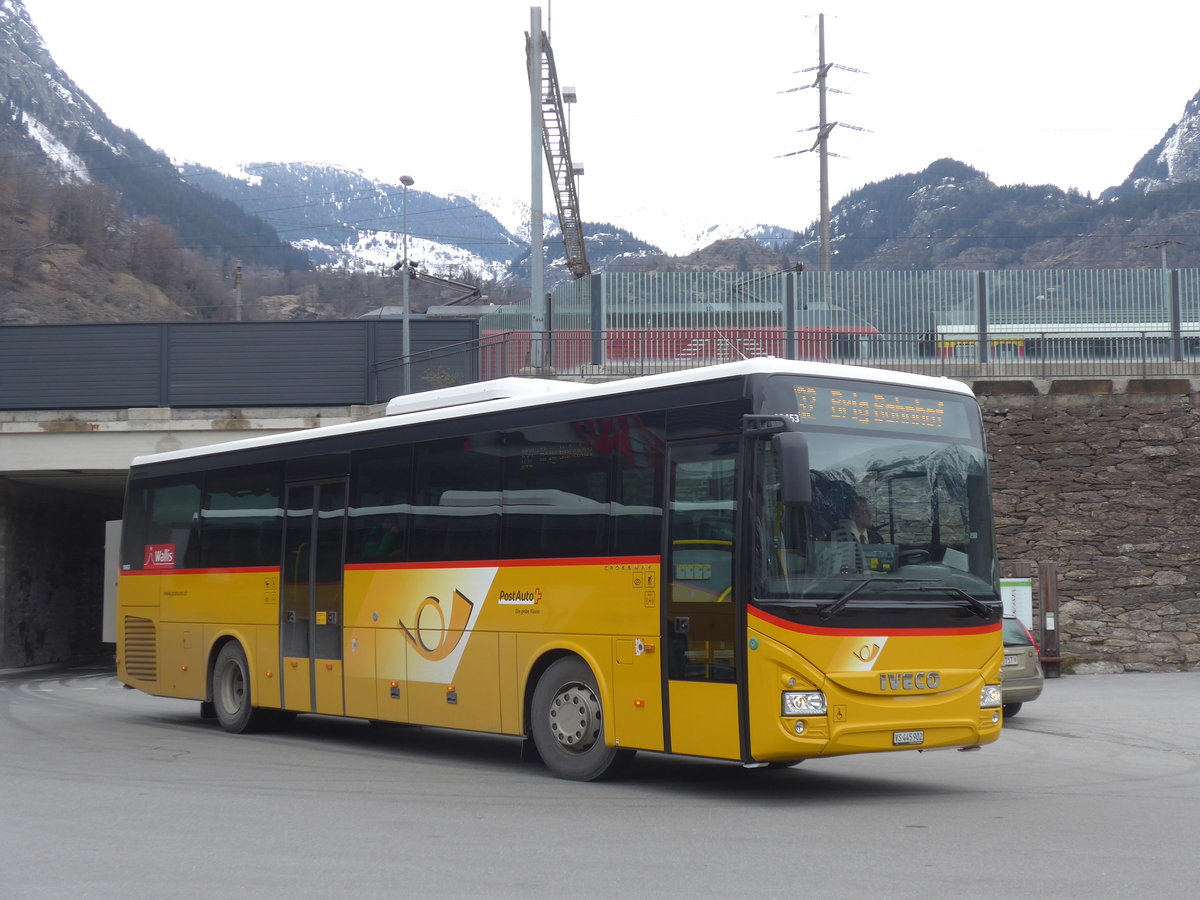 (189'050) - PostAuto Wallis - VS 445'902 - Iveco am 3. M�rz 2018 beim Bahnhof Brig