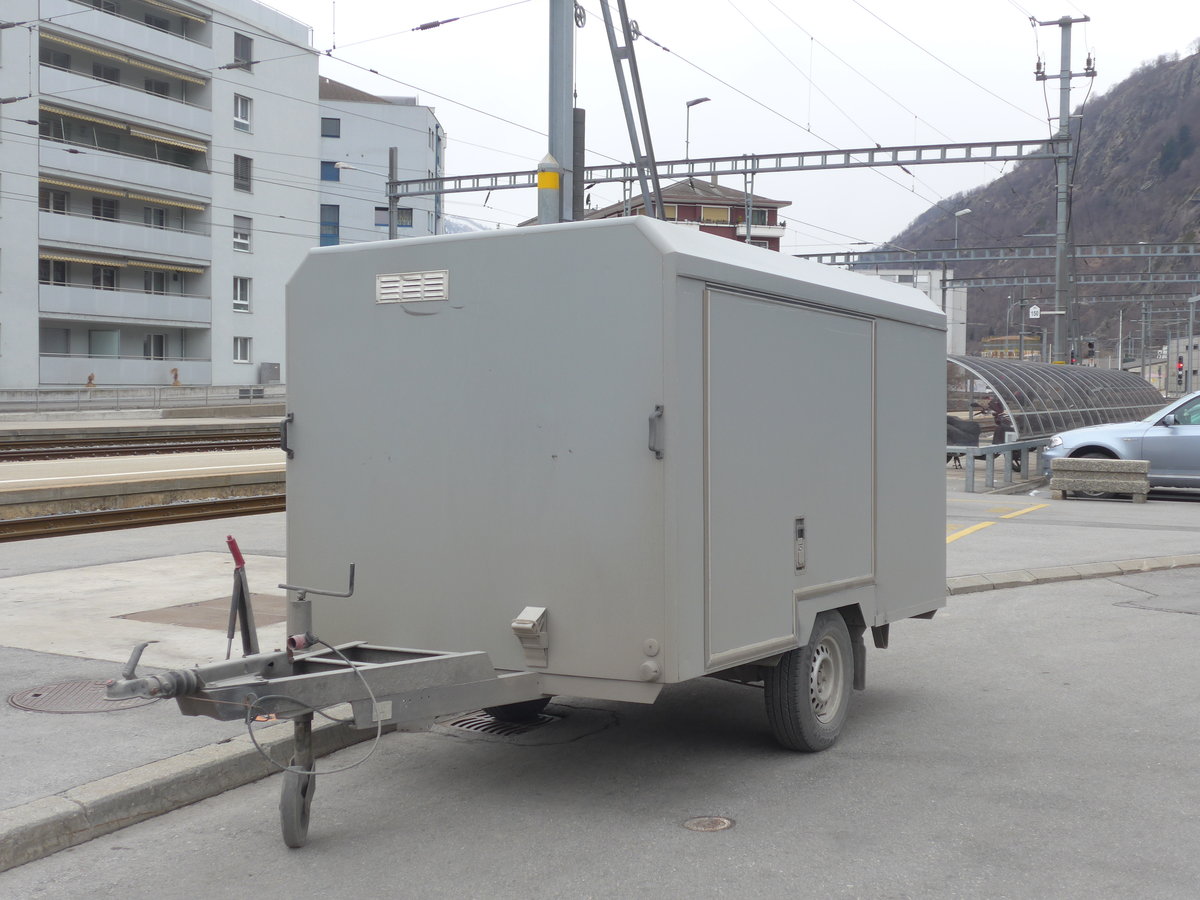 (189'061) - PostAuto Wallis - VS 258'970 - Car-Tech Gep�ckanh�nger am 3. M�rz 2018 beim Bahnhof Brig