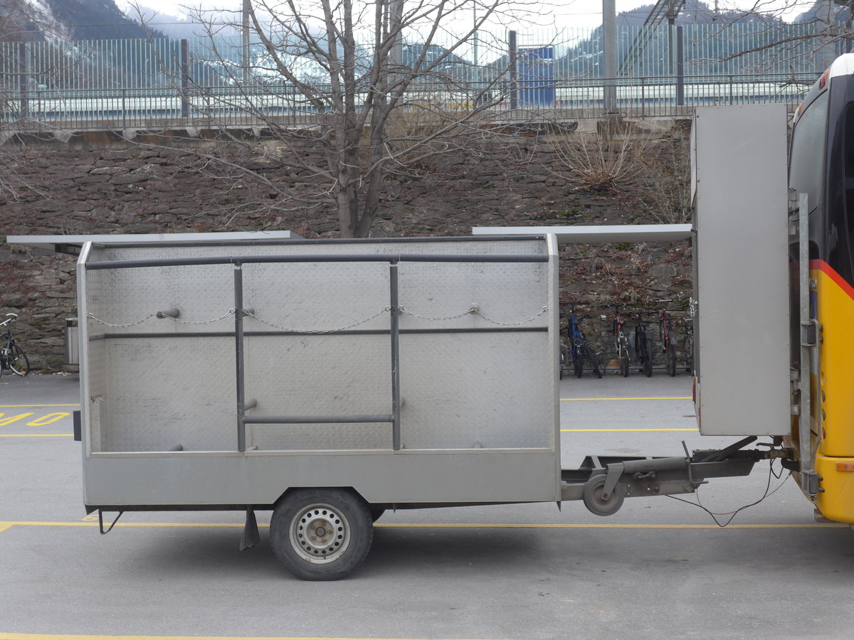 (189'064) - PostAuto Wallis - VS 258'978 - Car-Tech Gep�ckanh�nger am 3. M�rz 2018 beim Bahnhof Brig