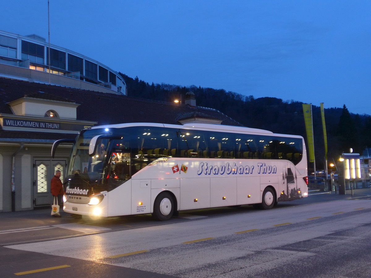 (189'124) - Straubhaar, Thun - Nr. 6/BE 555'977 - Setra am 8. M�rz 2018 beim Bahnhof Thun