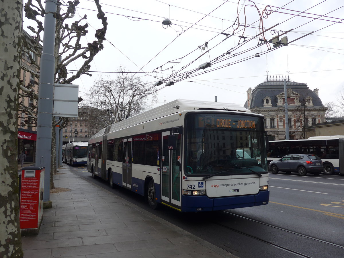 (189'138) - TPG Gen�ve - Nr. 742 - Hess/Hess Gelenktrolleybus am 12. M�rz 2018 in Gen�ve, Place des Vingt-Deux-Cantons