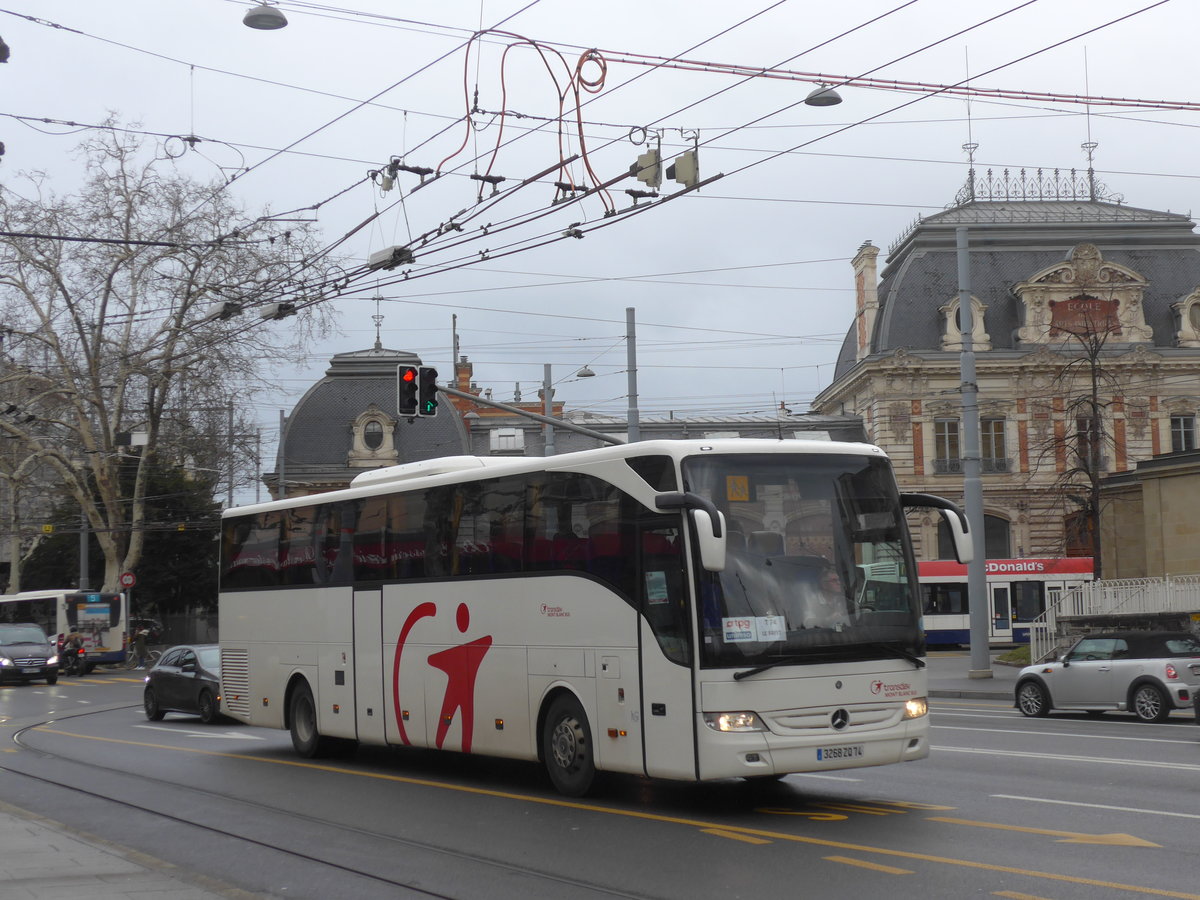 (189'159) - Aus Frankreich: Mont Blanc Bus, Chamonix - 3268 ZQ 74 - Mercedes am 12. M�rz 2018 in Gen�ve, Place des Vingt-Deux-Cantons