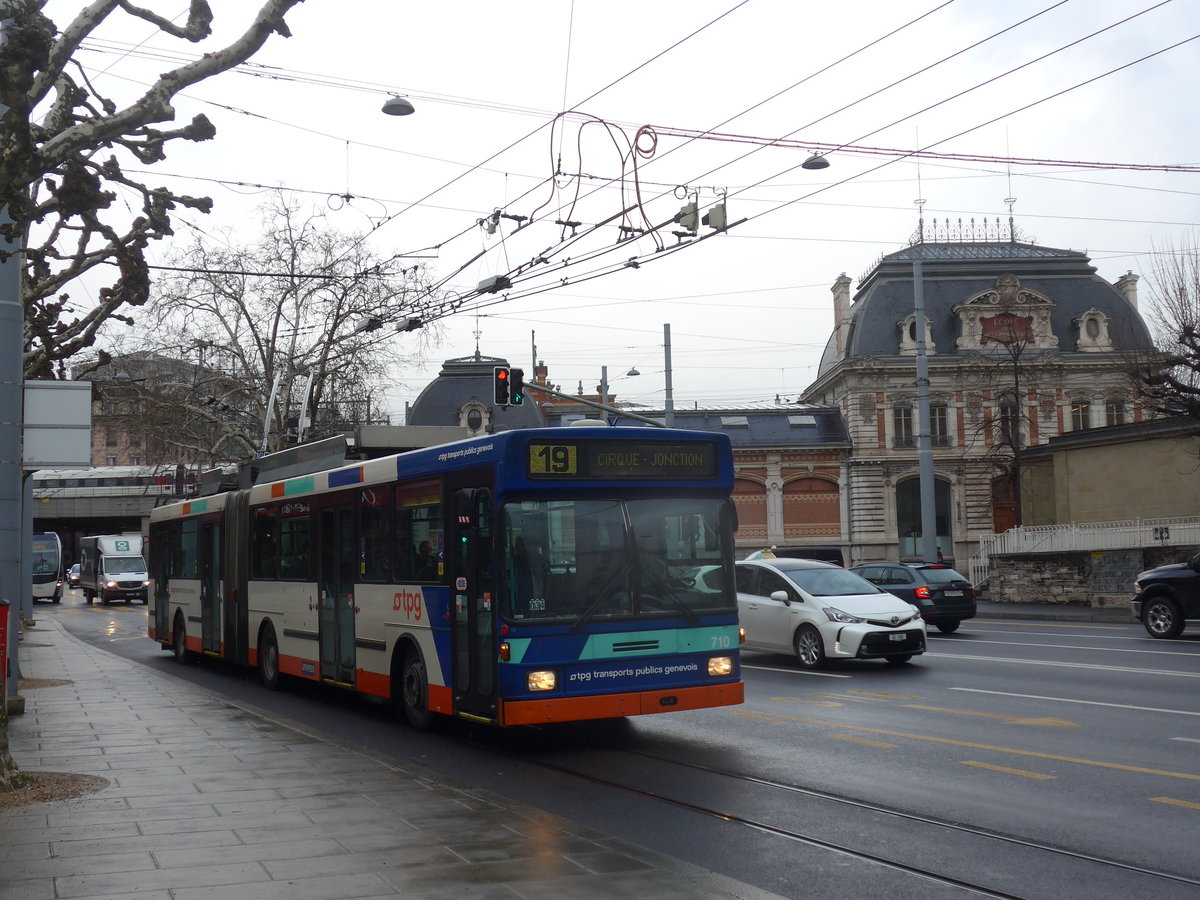 (189'173) - TPG Gen�ve - Nr. 710 - NAW/Hess Gelenktrolleybus am 12. M�rz 2018 in Gen�ve, Place des Vingt-Deux-Cantons