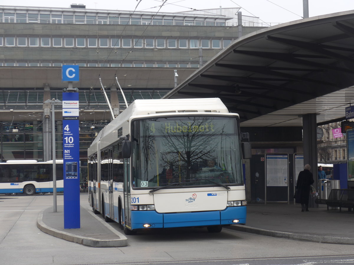 (189'313) - VBL Luzern - Nr. 201 - Hess/Hess Gelenktrolleybus am 17. M�rz 2018 beim Bahnhof Luzern