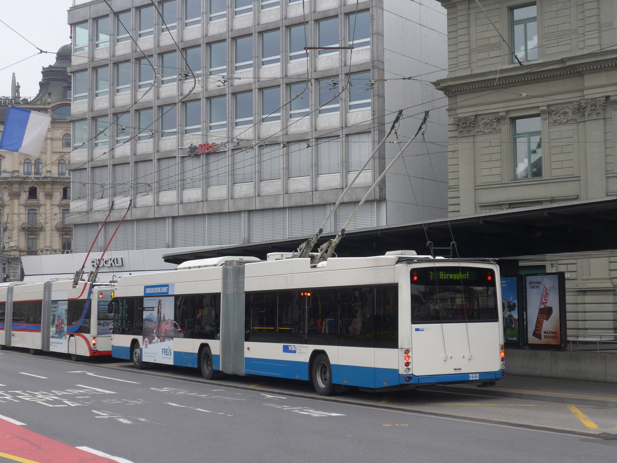 (189'324) - VBL Luzern - Nr. 222 - Hess/Hess Gelenktrolleybus am 17. M�rz 2018 beim Bahnhof Luzern