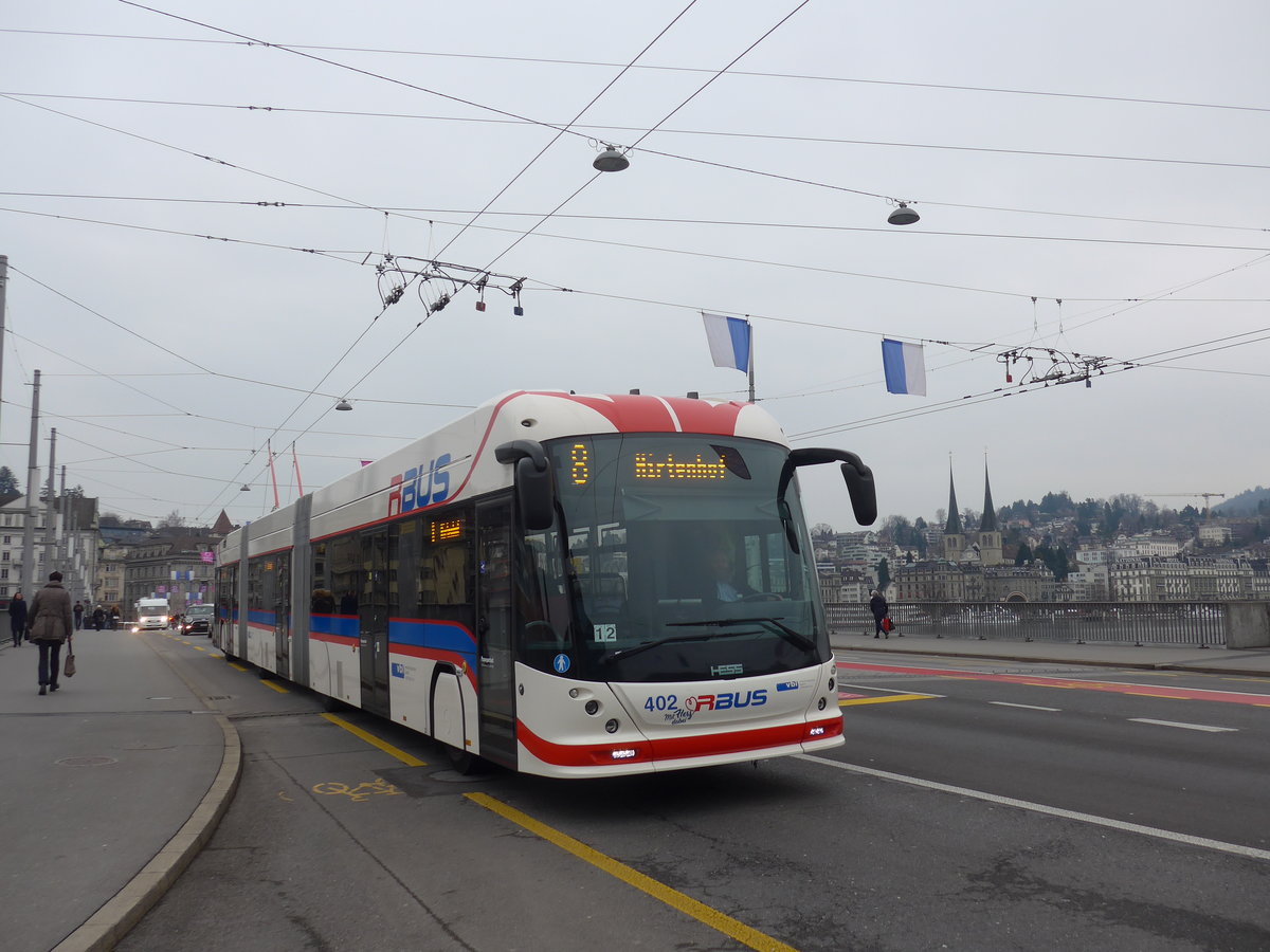 (189'325) - VBL Luzern - Nr. 402 - Hess/Hess Doppelgelenktrolleybus am 17. M�rz 2018 in Luzern, Bahnhofbr�cke