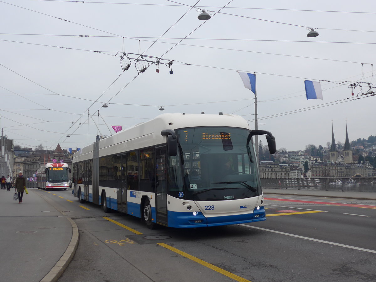 (189'327) - VBL Luzern - Nr. 228 - Hess/Hess Gelenktrolleybus am 17. M�rz 2018 in Luzern, Bahnhofbr�cke