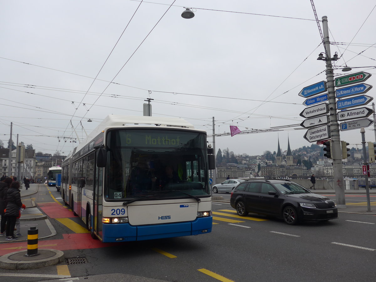 (189'342) - VBL Luzern - Nr. 209 - Hess/Hess Gelenktrolleybus am 17. M�rz 2018 beim Bahnhof Luzern