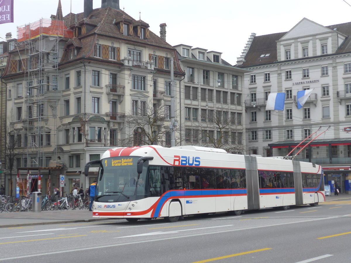 (189'366) - VBL Luzern - Nr. 242 - Hess/Hess Doppelgelenktrolleybus am 17. M�rz 2018 in Luzern, Bahnhofbr�cke