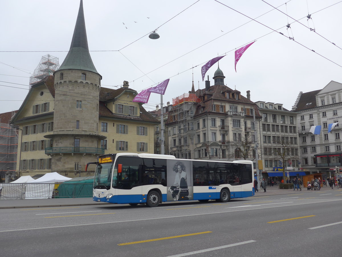 (189'367) - VBL Luzern - Nr. 82/LU 250'372 - Mercedes am 17. M�rz 2018 in Luzern, Bahnhofbr�cke