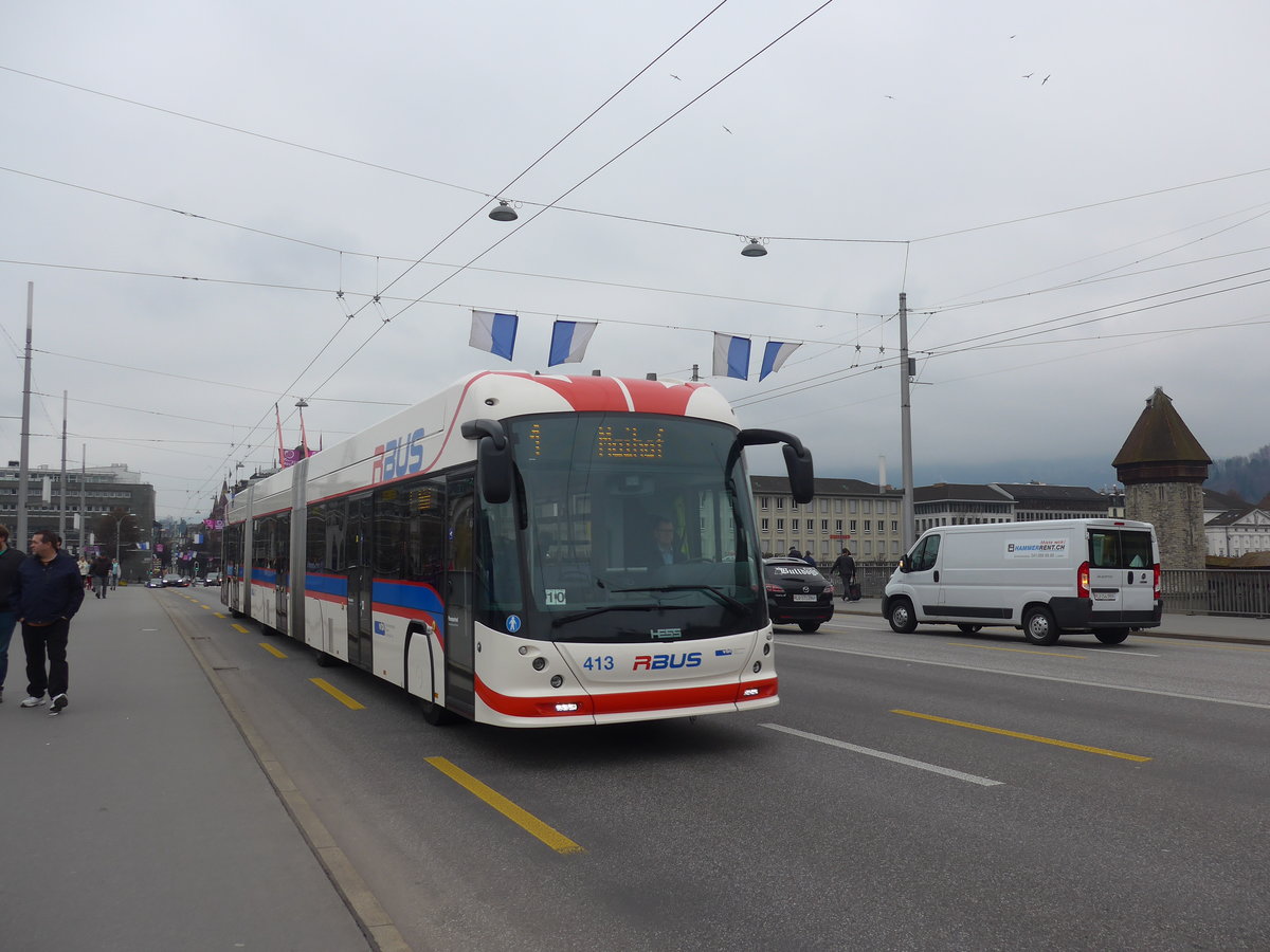 (189'368) - VBL Luzern - Nr. 413 - Hess/Hess Doppelgelenktrolleybus am 17. M�rz 2018 in Luzern, Bahnhofbr�cke