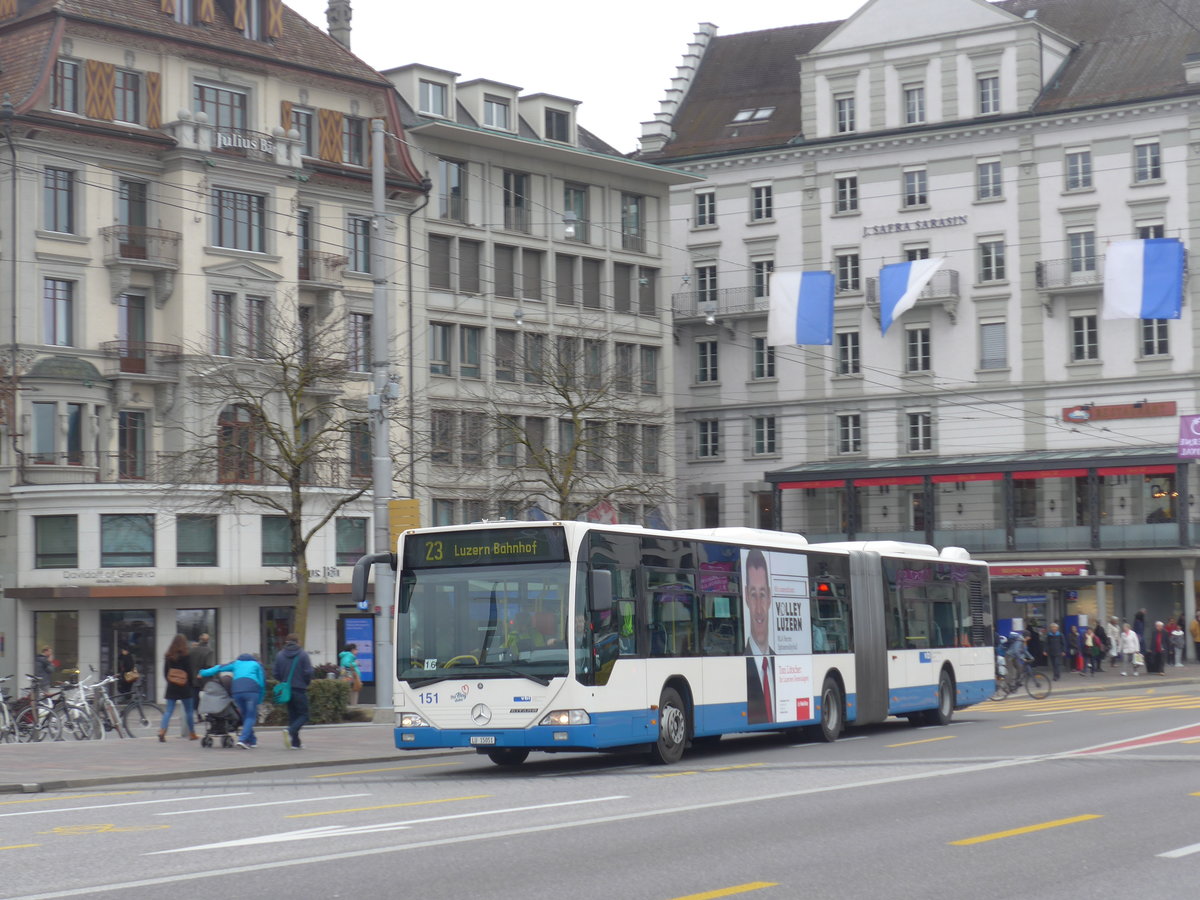 (189'369) - VBL Luzern - Nr. 151/LU 15'051 - Mercedes am 17. M�rz 2018 in Luzern, Bahnhofbr�cke