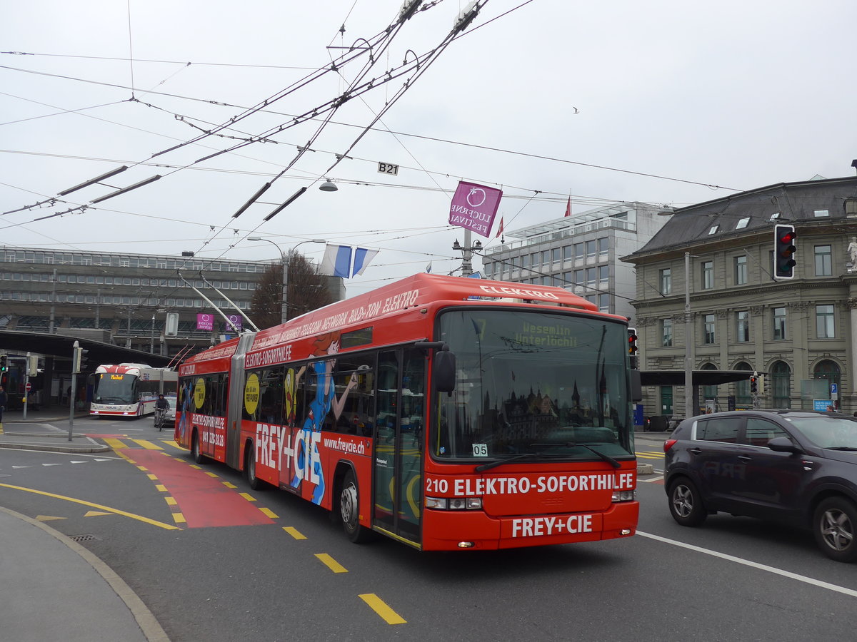 (189'396) - VBL Luzern - Nr. 210 - Hess/Hess Gelenktrolleybus am 17. M�rz 2018 beim Bahnhof Luzern