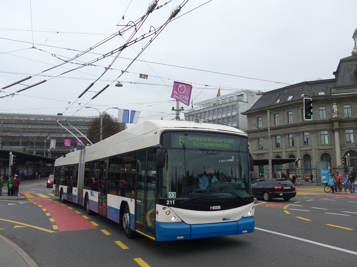 (189'398) - VBL Luzern - Nr. 211 - Hess/Hess Gelenktrolleybus am 17. M�rz 2018 beim Bahnhof Luzern