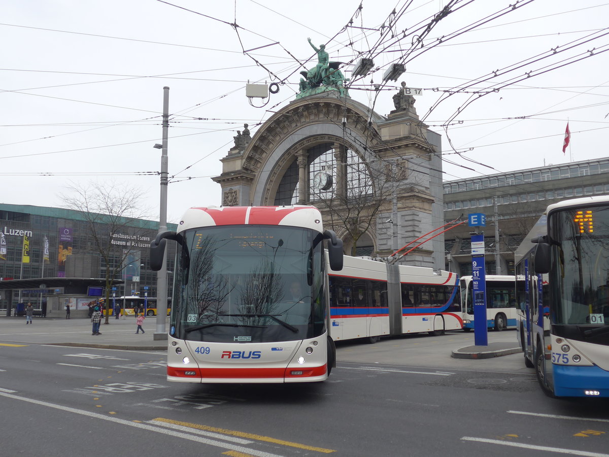 (189'405) - VBL Luzern - Nr. 409 - Hess/Hess Doppelgelenktrolleybus am 17. M�rz 2018 beim Bahnhof Luzern