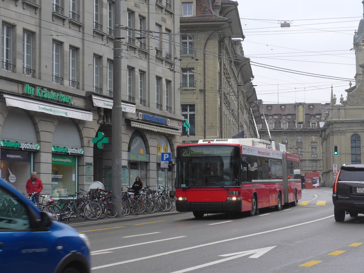 (189'430) - Bernmobil, Bern - Nr. 19 - NAW/Hess Gelenktrolleybus am 17. M�rz 2018 beim Bahnhof Bern
