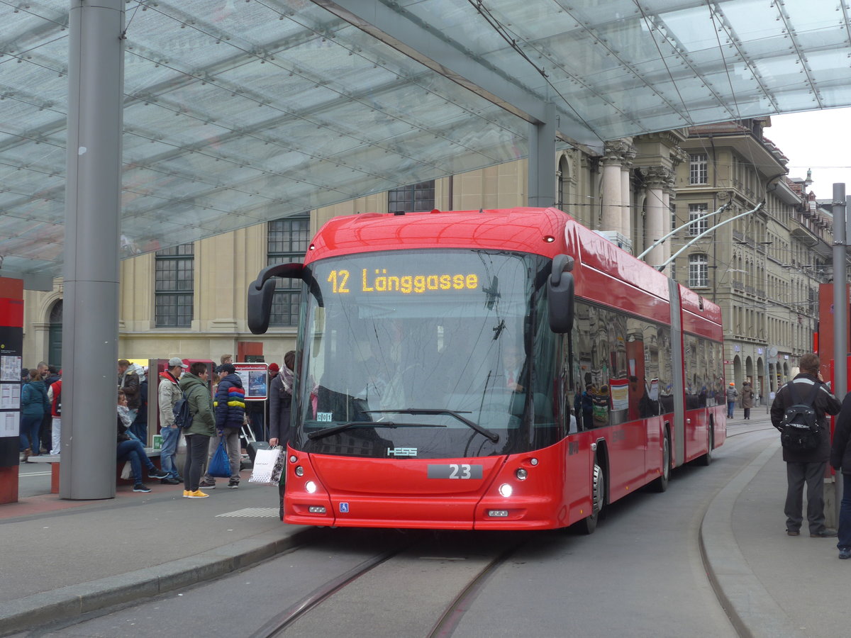 (189'433) - Bernmobil, Bern - Nr. 23 - Hess/Hess Gelenktrolleybus am 17. M�rz 2018 beim Bahnhof Bern