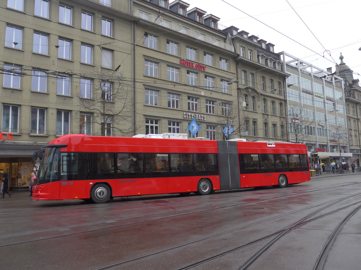 (189'446) - Bernmobil, Bern - Nr. 28 - Hess/Hess Gelenktrolleybus am 17. M�rz 2018 beim Bahnhof Bern