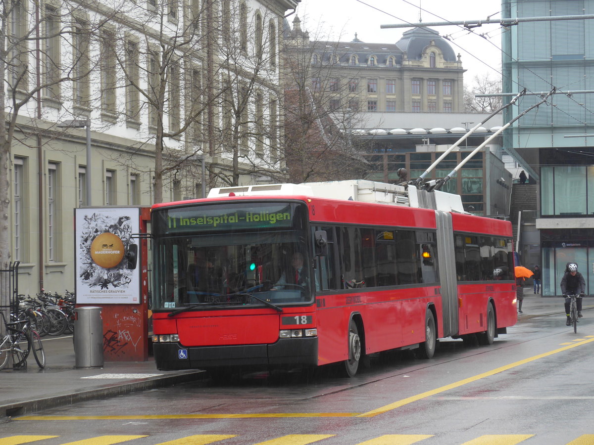(189'452) - Bernmobil, Bern - Nr. 18 - NAW/Hess Gelenktrolleybus am 17. M�rz 2018 beim Bahnhof Bern