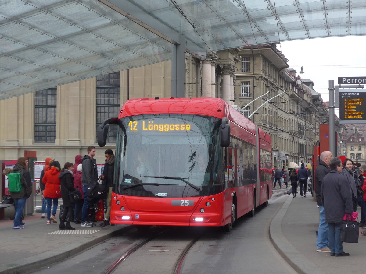 (189'456) - Bernmobil, Bern - Nr. 25 - Hess/Hess Gelenktrolleybus am 17. M�rz 2018 beim Bahnhof Bern