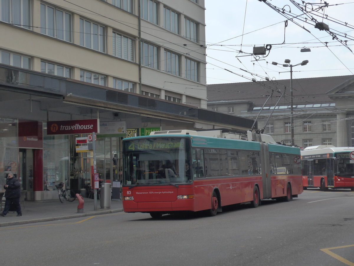 (189'620) - VB Biel - Nr. 83 - NAW/Hess Gelenktrolleybus am 26. M�rz 2018 beim Bahnhof Biel