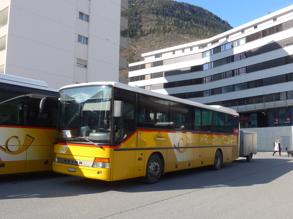 (189'704) - PostAuto Wallis - VS 241'972 - Setra am 30. M�rz 2018 beim Bahnhof Visp