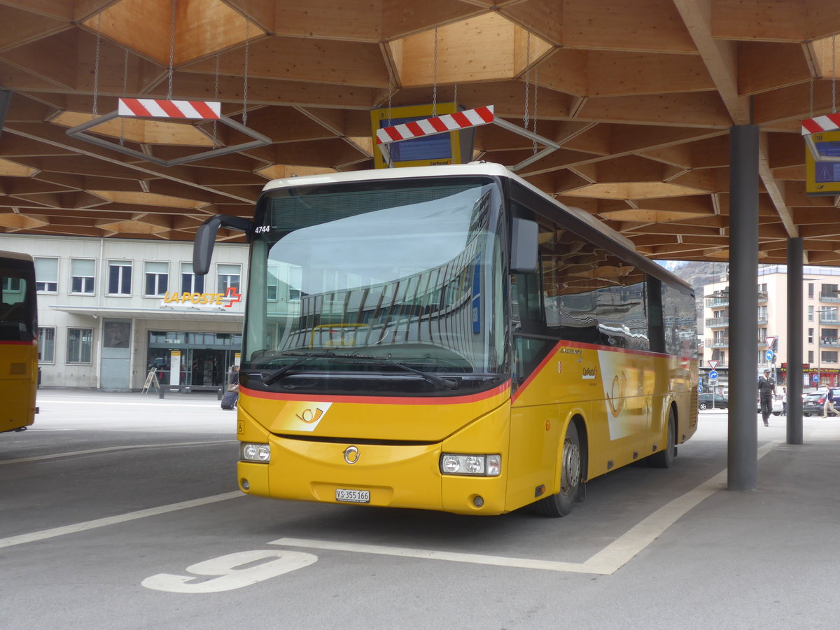 (189'771) - PostAuto Wallis - Nr. 4/VS 355'166 - Irisbus am 30. M�rz 2018 beim Bahnhof Sion