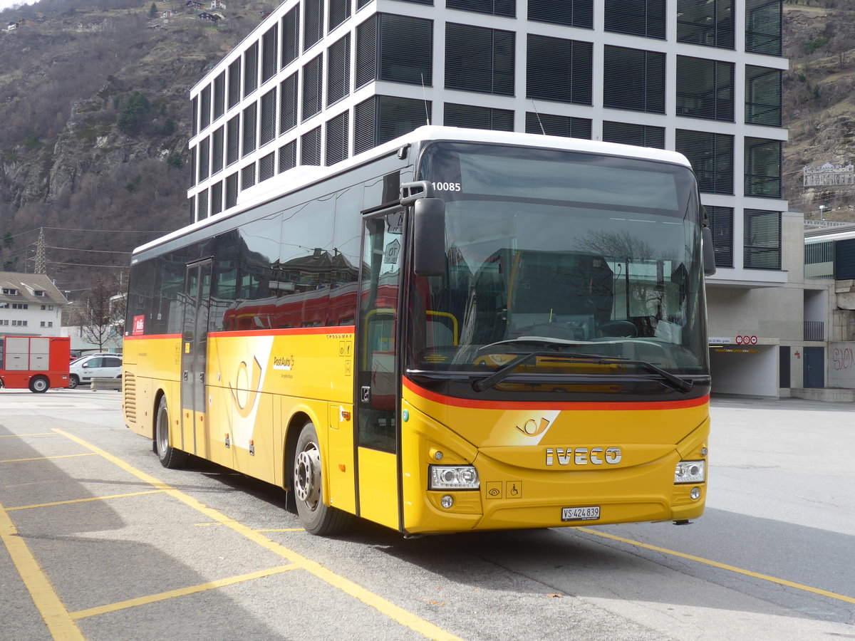 (189'775) - PostAuto Wallis - VS 424'839 - Iveco am 30. M�rz 2018 beim Bahnhof Brig