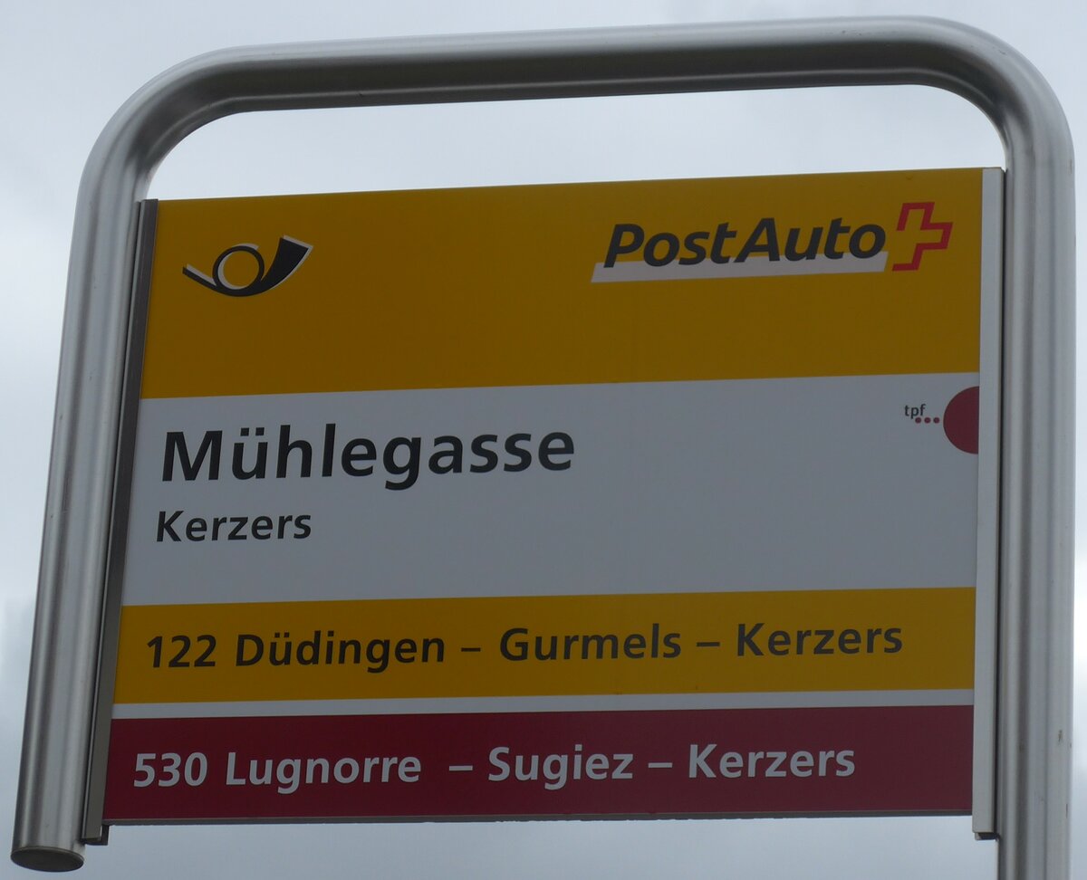 (189'826) - PostAuto/tpf-Haltestellenschild - Kerzers, M�hlegasse - am 1. April 2018