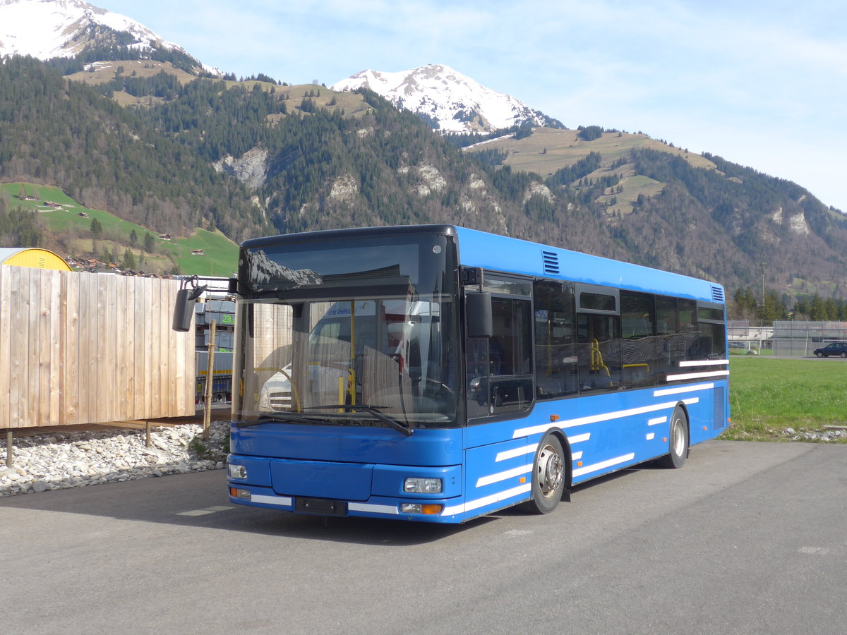 (190'100) - AFA Adelboden - Nr. 56 - MAN/G�ppel am 14. April 2018 in Frutigen, Garage