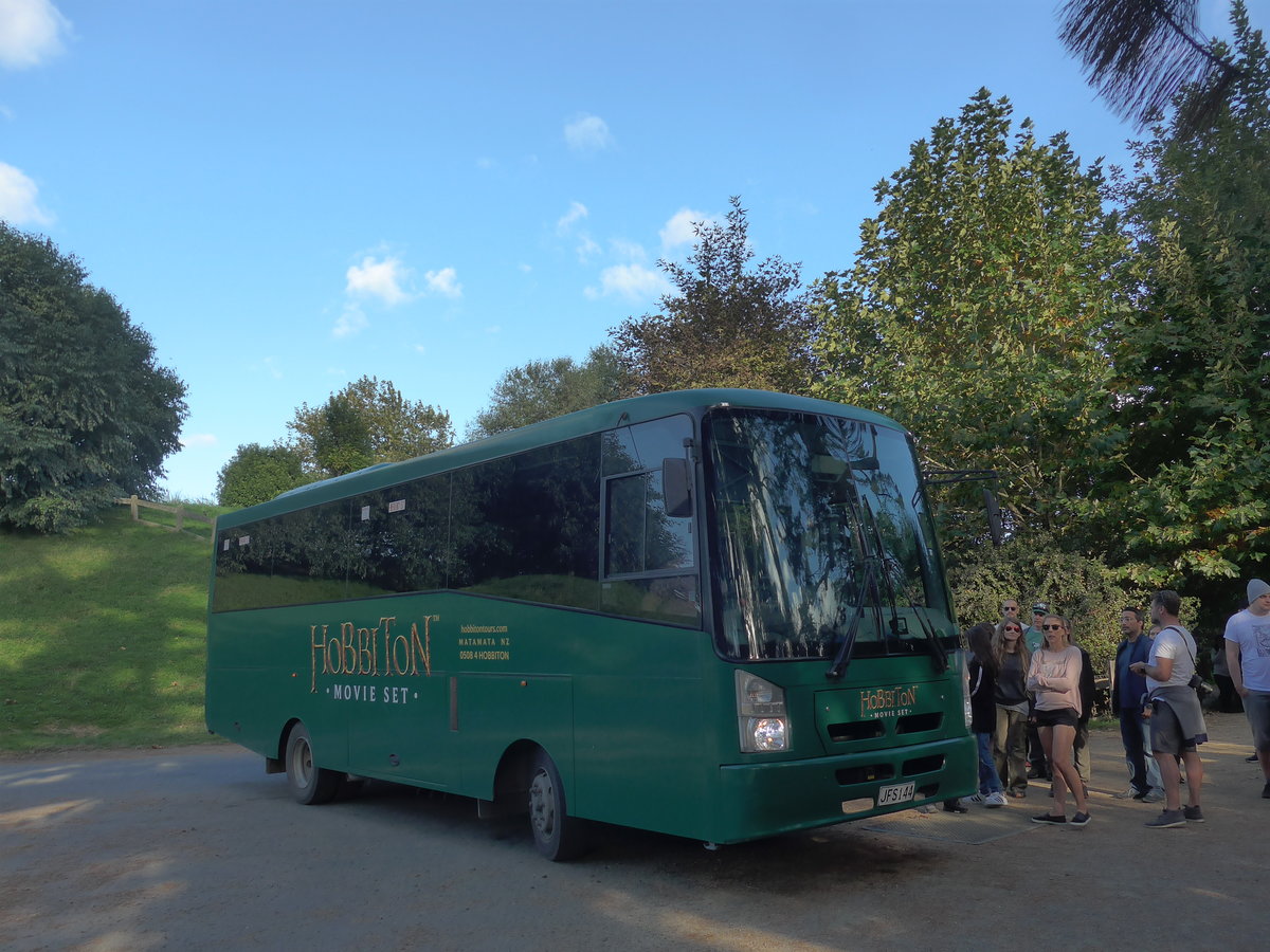 (190'996) - Hibbiton, Matamata - Nr. 9/JFS144 - Isuzu/KiwiBus am 22. April 2018 in Hinuera, Hobbiton