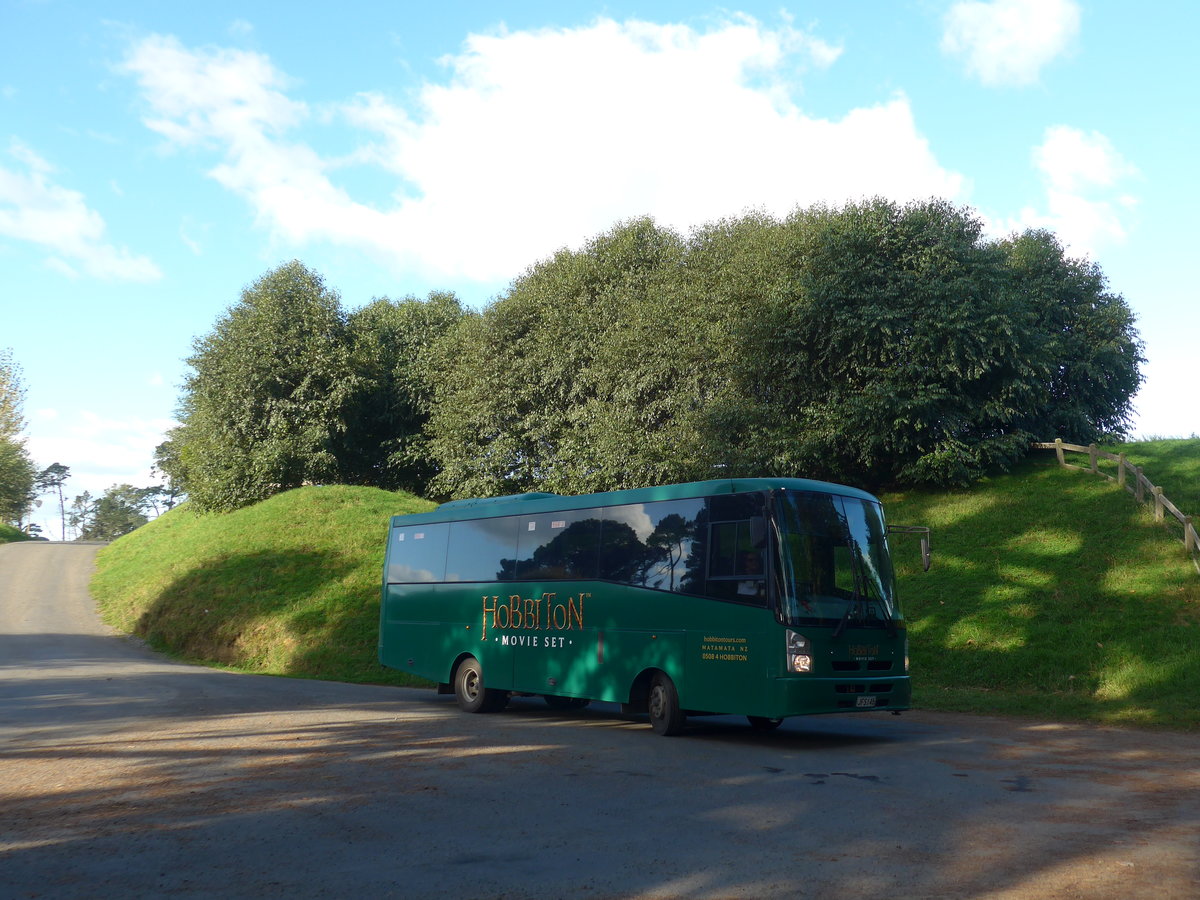 (190'999) - Hobbiton, Matamata - Nr. 8/JFS146 - Isuzu/KiwiBus am 22. April 2018 in Hinuera, Hobbiton