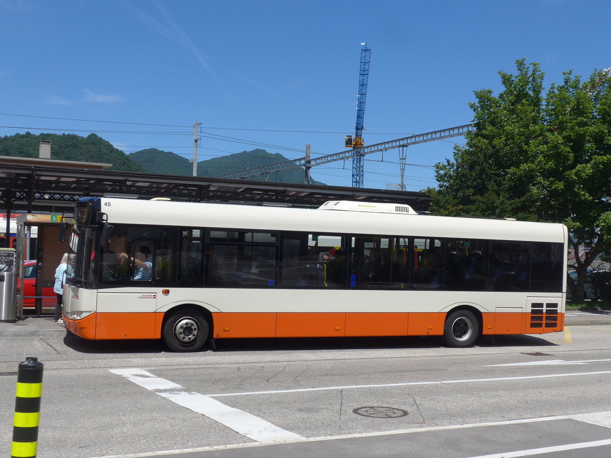 (193'848) - AMSA Chiasso - Nr. 45/TI 256'045 - Solaris am 9. Juni 2018 beim Bahnhof Mendrisio