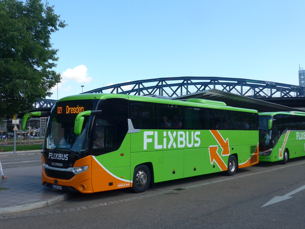 (194'161) - M�bius Bus, Dresden - DD-BM 1082 - Scania am 18. Juni 2018 beim Bahnhof Freiburg