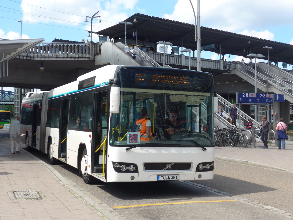 (194'217) - Weiss, Rottenburg - T�-W 351 - Volvo (ex Bender, Ehringshausen) am 18. Juni 2018 beim Bahnhof Freiburg