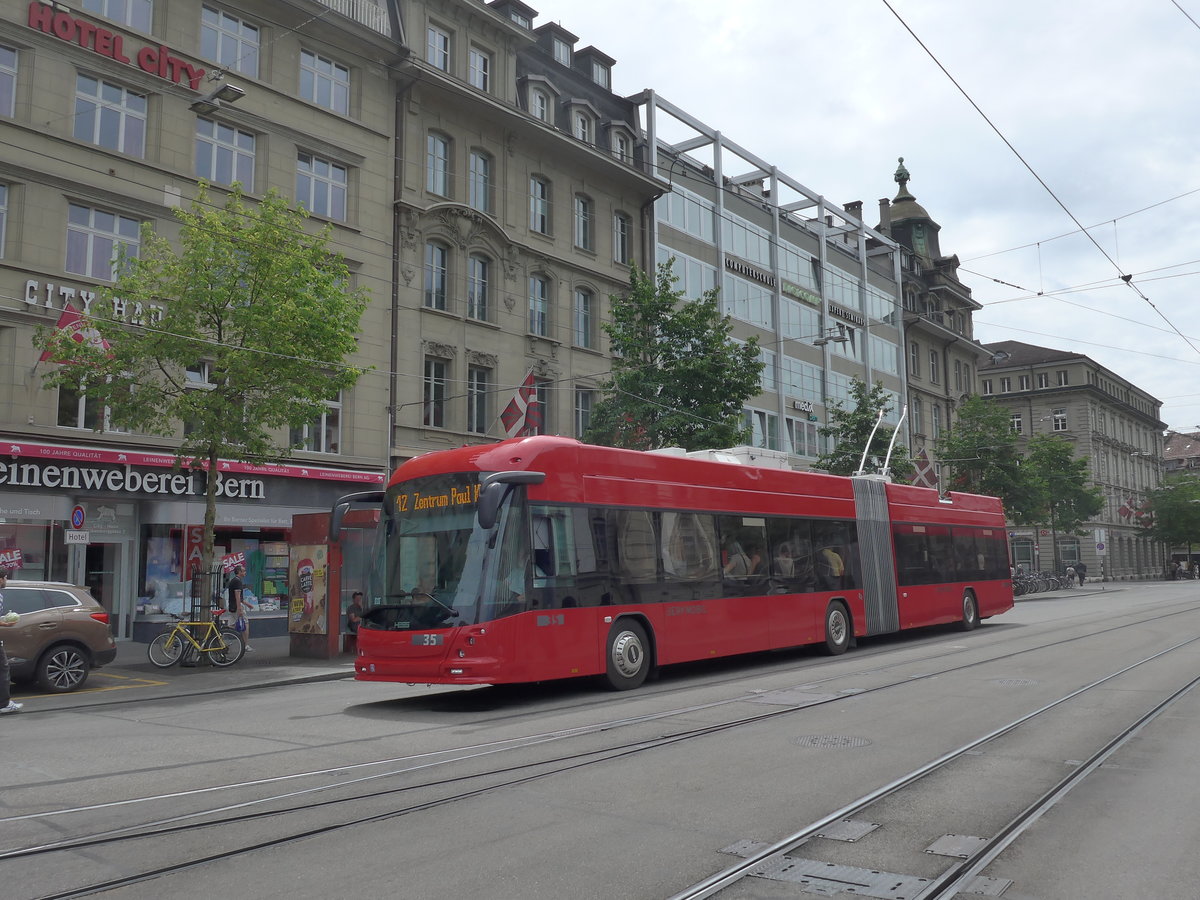 (194'389) - Bernmobil, Bern - Nr. 35 - Hess/Hess Gelenktrolleybus am 24. Juni 2018 beim Bahnhof Bern