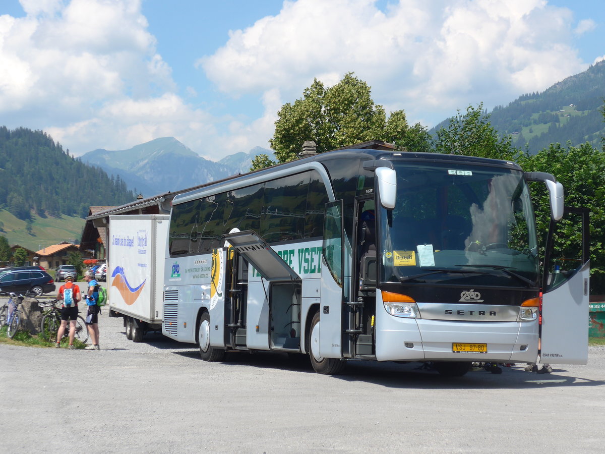 (194'701) - Aus Tschechien: CSAD Vset�n - VSJ 97-80 - Setra am 9. Juli 2018 beim Bahnhof Zweisimmen