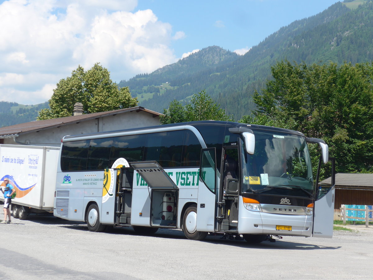 (194'702) - Aus Tschechien: CSAD Vset�n - VSJ 97-80 - Setra am 9. Juli 2018 beim Bahnhof Zweisimmen