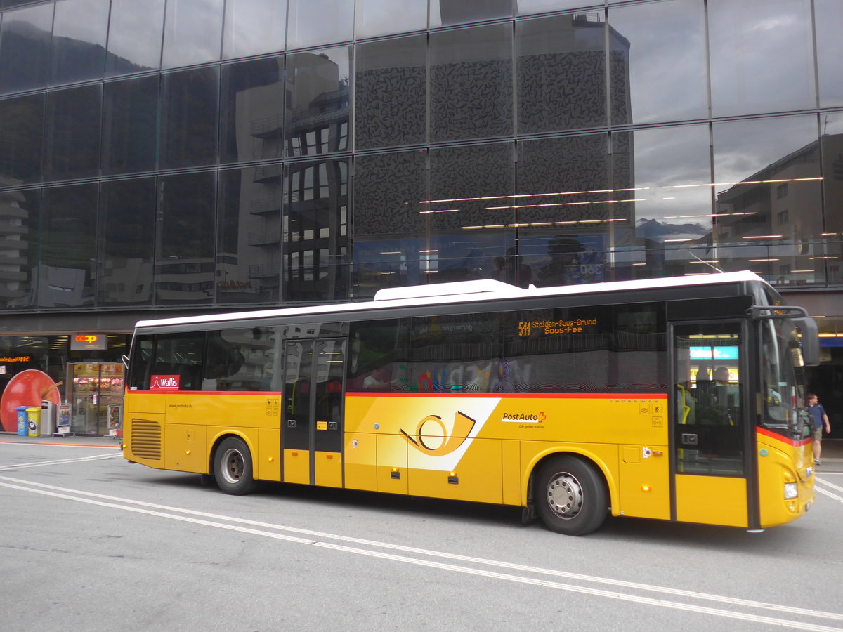 (194'904) - PostAuto Wallis - VS 445'902 - Iveco am 21. Juli 2018 beim Bahnhof Visp