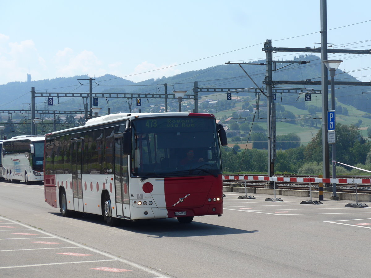 (195'573) - TPF Fribourg - Nr. 94/FR 300'233 - Volvo am 5. August 2018 beim Bahnhof Pal�zieux