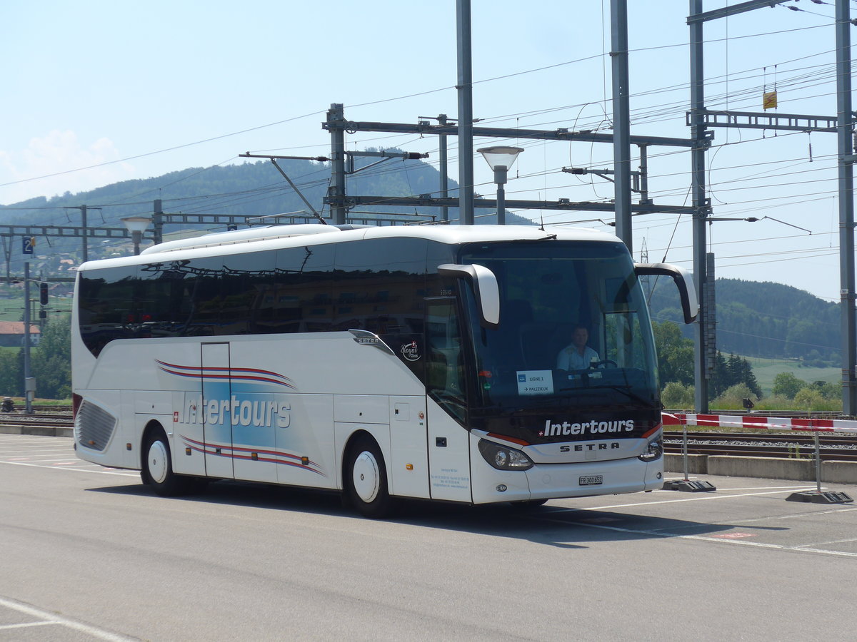 (195'577) - Intertours, Domdidier - FR 300'652 - Setra am 5. August 2018 beim Bahnhof Pal�zieux