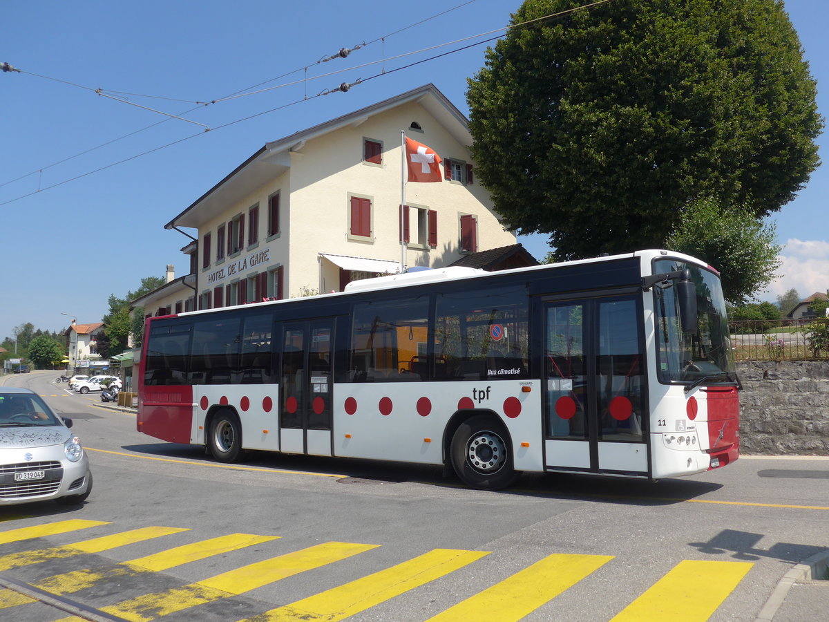 (195'588) - TPF Fribourg - Nr. 11/FR 300'216 - Volvo am 5. August 2018 beim Bahnhof Pal�zieux
