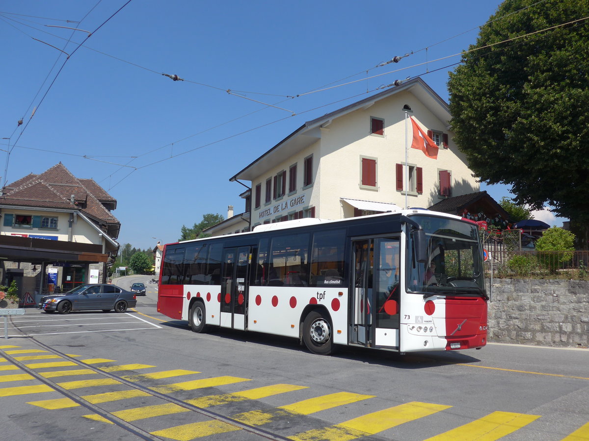 (195'605) - TPF Fribourg - Nr. 73/FR 300'279 - Volvo am 5. August 2018 beim Bahnhof Pal�zieux