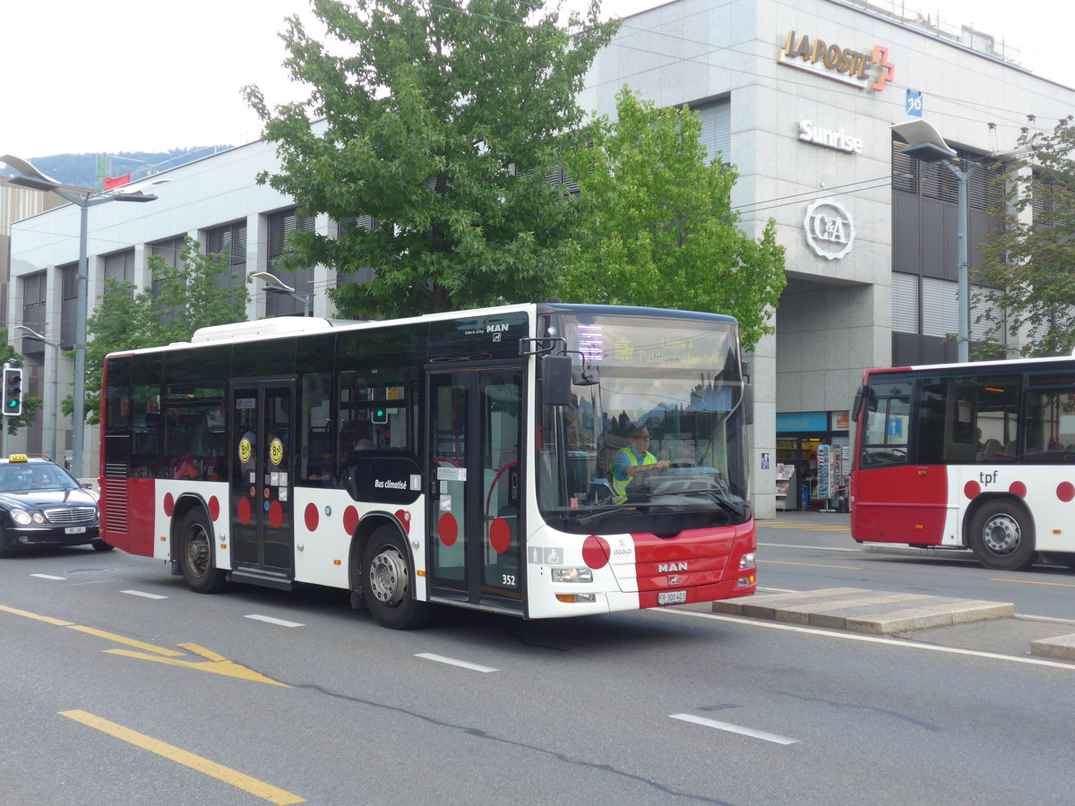 (195'715) - TPF Fribourg - Nr. 352/FR 300'403 - MAN/G�ppel am 6. August 2018 beim Bahnhof Vevey