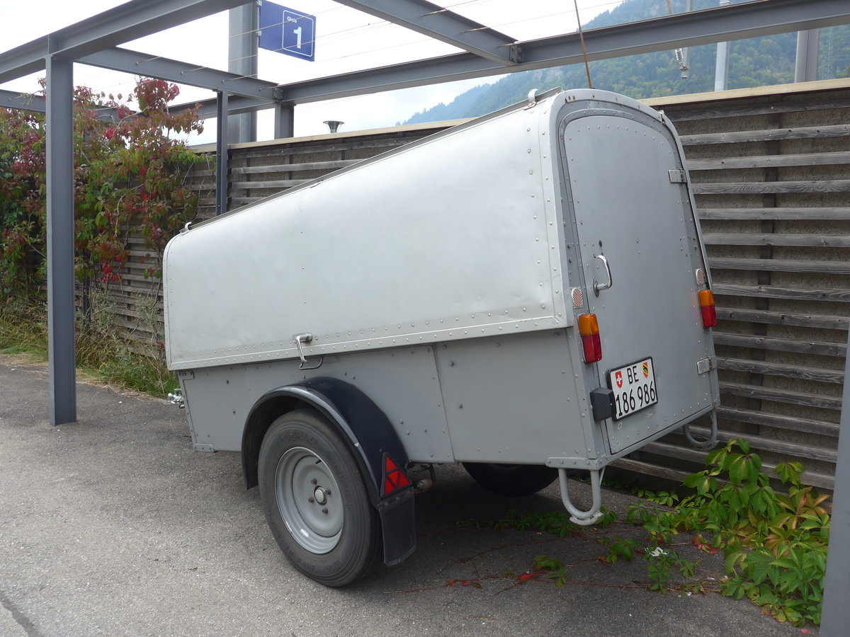 (196'453) - PostAuto Bern - BE 186'986 - Hess/PTT Gep�ckanh�nger (ex Portenier, Adelboden Nr. 2; ex Geiger, Adelboden Nr. 2; ex P 2795) am 2. September 2018 beim Bahnhof Reichenbach