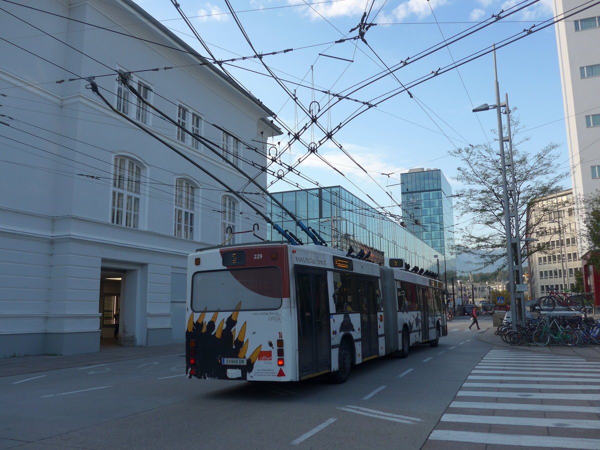 (197'028) - OBUS Salzburg - Nr. 229/S 946 DM - Gr�f&Stift Gelenktrolleybus (ex Nr. 9469) am 13. September 2018 beim Bahnhof Salzburg