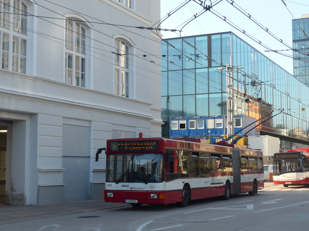 (197'051) - OBUS Salzburg - Nr. 241/S 800 EP - Gr�f&Stift Gelenktrolleybus (ex Nr. 9661) am 13. September 2018 beim Bahnhof Salzburg